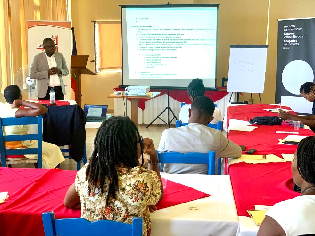 Pour un meilleur soutien aux personnes en situation de vulnérabilité, Fanm Deside a réalisé du 8 au 10 août 2023, un atelier de formation sur l’offre de services juridiques au profit d’une quinzaine d’OSCslocales et d’institutions de services aux survivantes de violence.