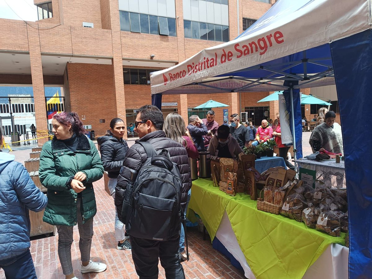 🥳🍃 Seguimos abriendo puertas a nuestros productores sostenibles del territorio CAR. Los funcionarios de <a href="/SectorSalud/">Secretaría Distrital de Salud</a> conocieron, degustaron y compraron sin intermediarios productos amigables con el ambiente provenientes de La Vega, Sasaima, Tabio y Tenjo.