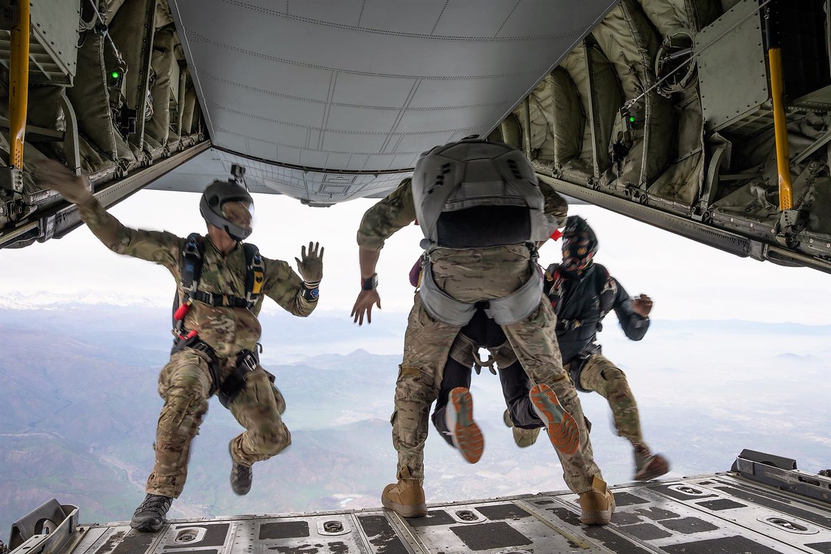 USSOCOM's tweet image. 🪂Big shout out to @USAmbCL Bernadette Meehan for linking up with our SOF #teammates with #SOCSOUTH for a tandem military free fall skydive during exercise #SouthernStar23 in Chile! 

#StrongerTogether #StrengtheningPartnerships #EstamosUnidos #People
