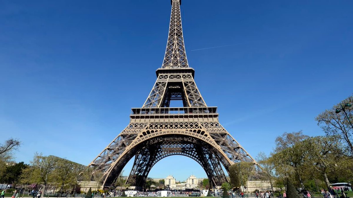 BFMTV's tweet photo. Paris: à un an des Jeux olympiques, la sécurité autour du Champ-de-Mars en question
https://t.co/fb4UgOPEJu https://t.co/fTUfFA9LCl