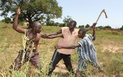 TiladoAbga's tweet photo. #Burkina un jeune homme a tué le 10-8-2023 son père à coup de daba, lors d'une dispute qui a eu lieu à #Tougo à une trentaine de km de #Gourcy (#Nord). Le 29 juillet, un autre jeune avait égorgé son grand frère au sect. 4 de Gourcy. Vivema que le sort soi conjuré. illustration https://t.co/AahSVHspI9