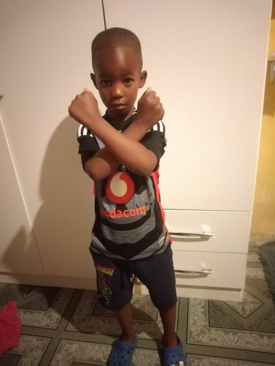 abuti_eSKay's tweet photo. He chose to be a an Orlando Pirates fan despite his dad being a Sundowns fan😩...
How painful😭😭
#PiratesSMP
#Sundowns
#BRICSza
#Neym https://t.co/YG85IQXoMv