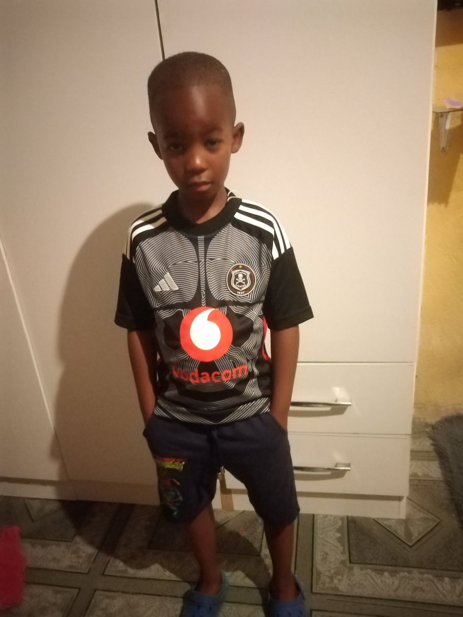 abuti_eSKay's tweet photo. He chose to be a an Orlando Pirates fan despite his dad being a Sundowns fan😩...
How painful😭😭
#PiratesSMP
#Sundowns
#BRICSza
#Neym https://t.co/YG85IQXoMv