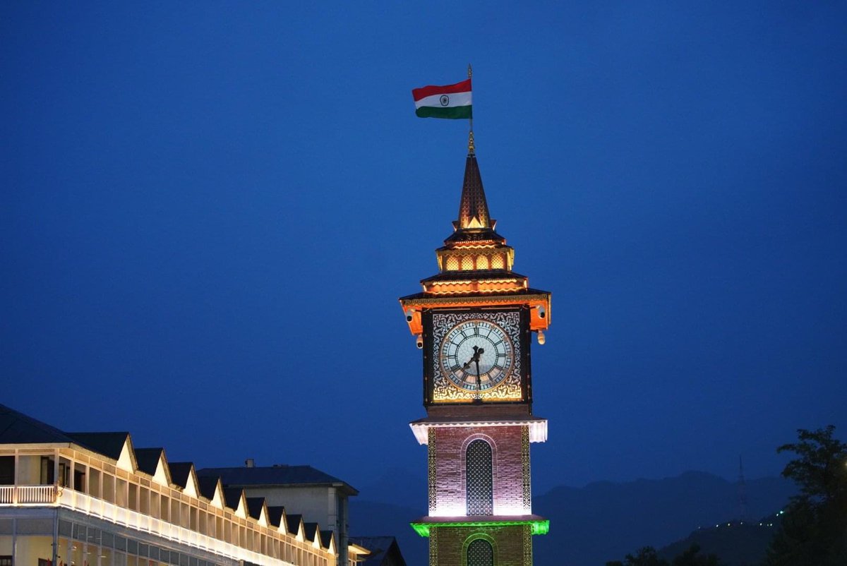 Qns24x7's tweet photo. <<<{(€(QNS)€)}>>>
>> Historical #Lal_Chowk Adorned In the Tricolor's Brilliance, A Radiant Spectacle On the Eve Of 77th Independence Day. https://t.co/xniwApVEWp