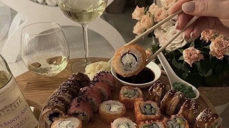 malusokay's tweet photo. Cosy sushi nights 🕯️ https://t.co/uQn7vMYLra
