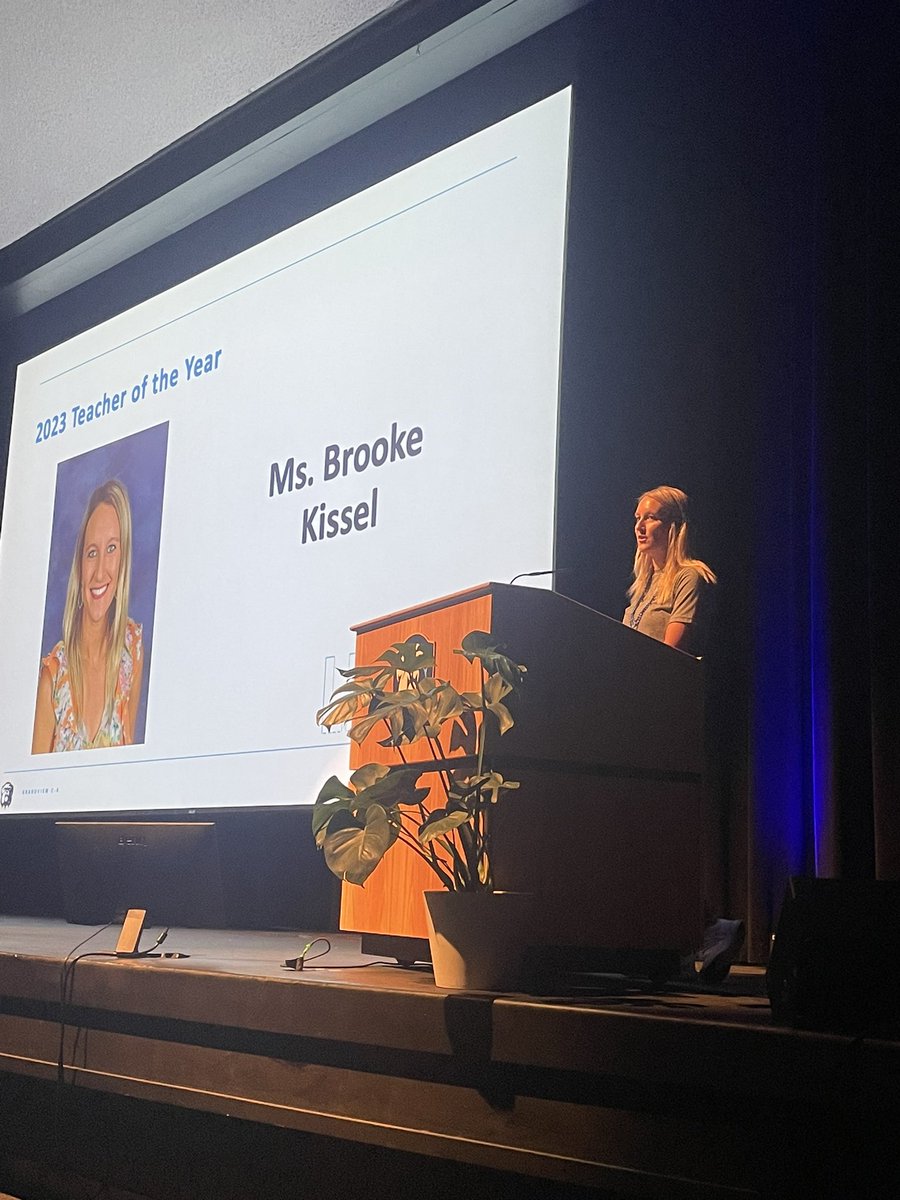 GrandviewCSD4's tweet image. Teacher of the Year Brooke Kissell talks relationship building with ourselves, the people we work with and the lives we impact daily.  #FutureReady #EmpowerPassion