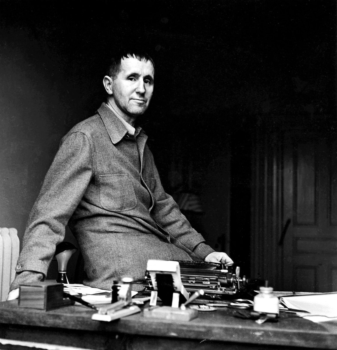 radicaldaily's tweet photo. Aug 14 1956 - Bertolt Brecht, socialist poet, playwright and theatre director dies. https://t.co/BCYMkz4eKI