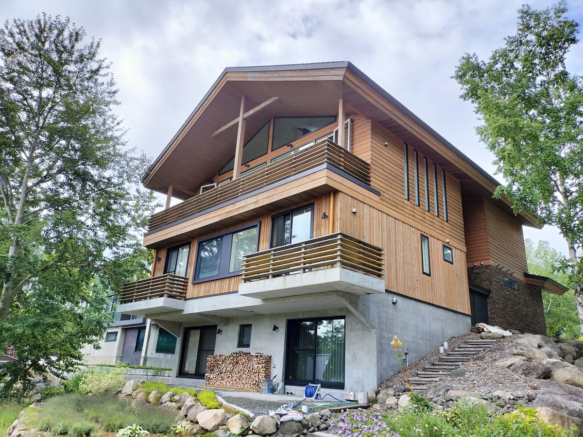 cyborg_zyo's tweet photo. ニセコの富裕層の別荘。どれも3億〜5億円くらい。95%が外国勢。
画像の1棟はレッドブルの会長の別荘。こん
世界の富裕層の別荘がおそらくニセコには2000戸以上はありそう。
コンドミニアムは大小合わせて300棟近くあります。 https://t.co/uzXhOnQuIO