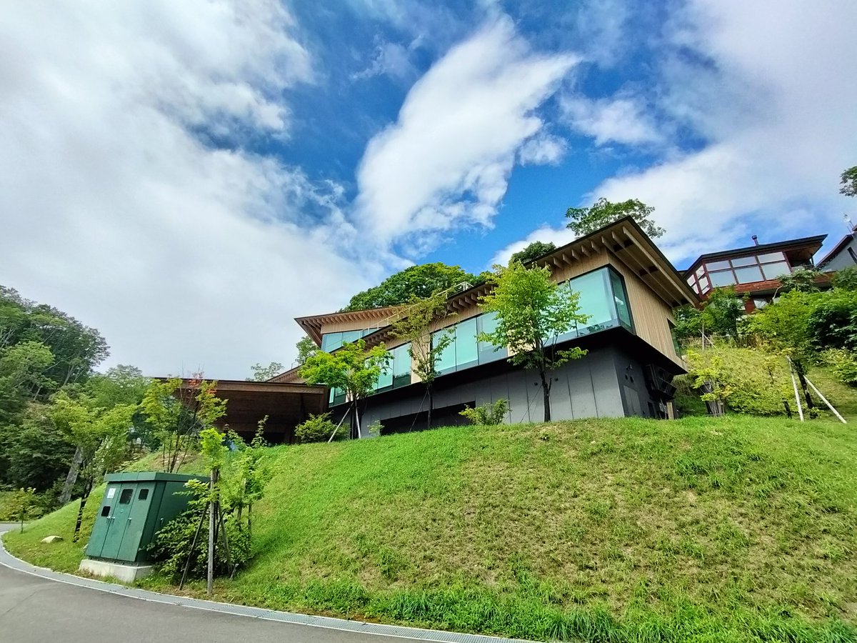 cyborg_zyo's tweet photo. ニセコの富裕層の別荘。どれも3億〜5億円くらい。95%が外国勢。
画像の1棟はレッドブルの会長の別荘。こん
世界の富裕層の別荘がおそらくニセコには2000戸以上はありそう。
コンドミニアムは大小合わせて300棟近くあります。 https://t.co/uzXhOnQuIO
