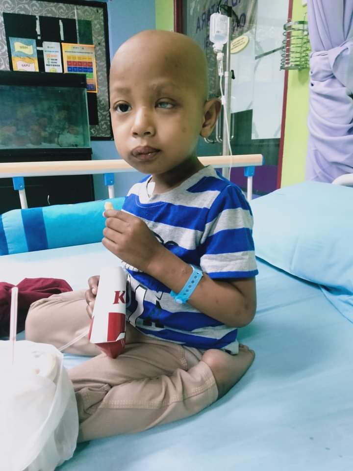 MarhaenMy's tweet photo. Nama: Al Afiq
Umur: 1 tahun 8 bulan
Penyakit: T Cell Lymphoblastic Lymphoma

5 bulan kimoterapi. Mata masuk habuk tempurung kelapa &amp; mata cedera teruk, hiris lapisan mata. 3 kali bedah mata, tak dapat nak selamatkan. Buta mata kiri. Banyak kali relapse kanser menyerang. Bantu RT. https://t.co/2W8luVRe7i