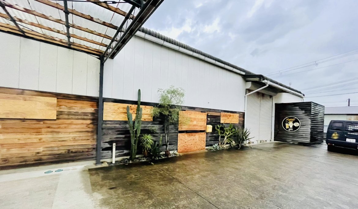 voyager_brewing's tweet photo. ▪️ 臨時休業のお知らせ　▪️

8月15日は台風7号が接近・通過する事が予想される為、休業とさせて頂きます。また、本日発送させて頂いております商品につきまして、お届け遅延の可能性があります事、ご了承下さい。
#craftbeer #クラフトビール #VOYAGER #ボイジャー #台風7号 #紀伊半島 #和歌山県田辺市 https://t.co/nR5BDnlhsD