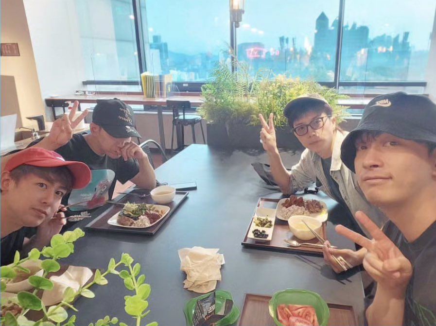 Junazure's tweet photo. Chansung IG story update
🐼🐨🐤🍌 at JYP canteen 
#Jun_K #Nichkhun #Wooyoung #Chansung #2PM https://t.co/mQeoRzYBMR