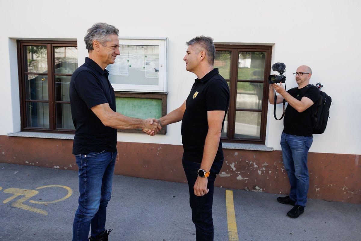 vladaRS's tweet image. Predsednik vlade 🇸🇮 dr. Robert Golob na obisku v Komendi, kjer si bo ogledal poplavljena območja. Sledi še obisk prizadetih območij v Mengšu.
#poplave2023 #skupaj

gov.si/dogodki/2023-0…