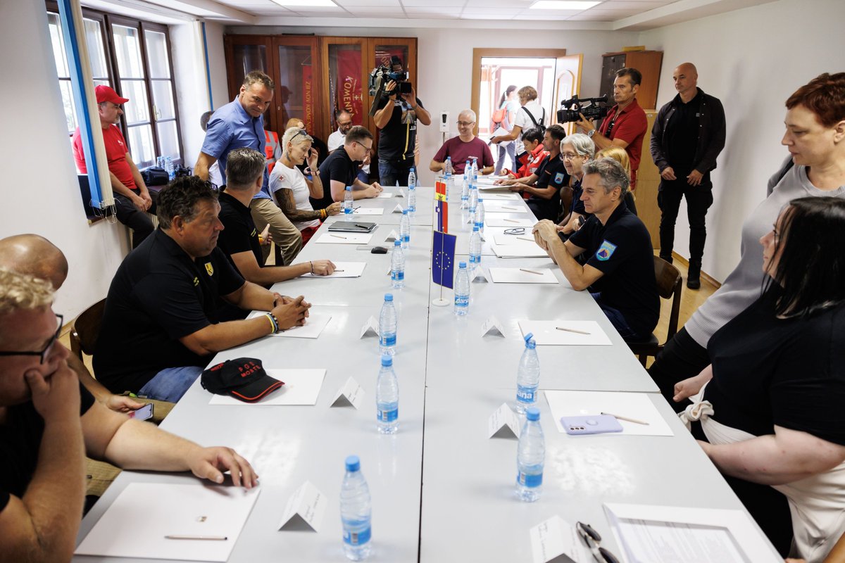 vladaRS's tweet image. Predsednik vlade 🇸🇮 dr. Robert Golob na obisku v Komendi, kjer si bo ogledal poplavljena območja. Sledi še obisk prizadetih območij v Mengšu.
#poplave2023 #skupaj

gov.si/dogodki/2023-0…