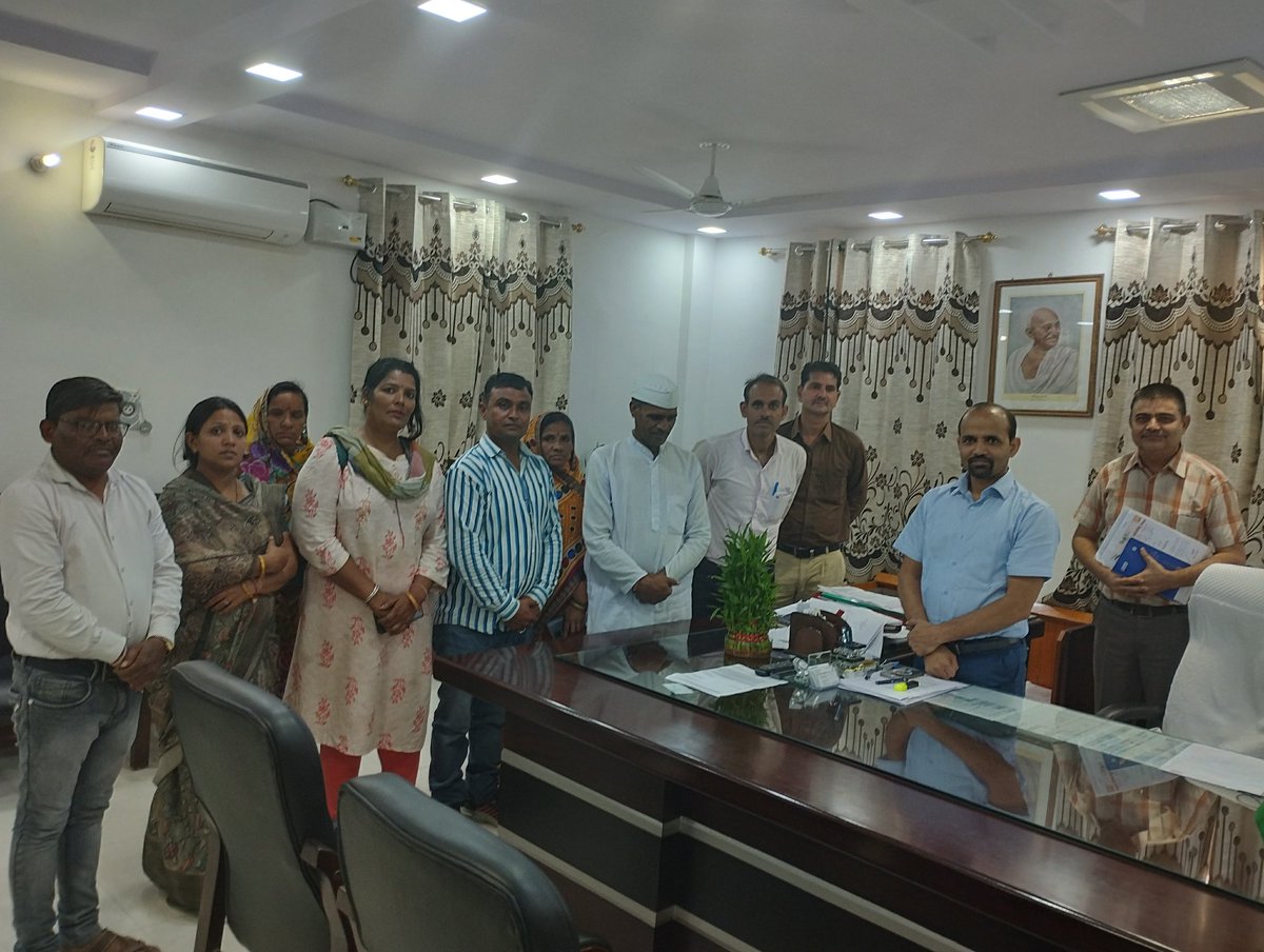 अचानक बने बीकानेर के कार्यक्रम में निदेशालय पहुंचना हुआ। निदेशक महोदय श्री कानाराम जी से मिलकर काफी मुद्दों पर चर्चा की। साथ में वंचित विद्यार्थी मित्रों का शिष्ट मंडल।