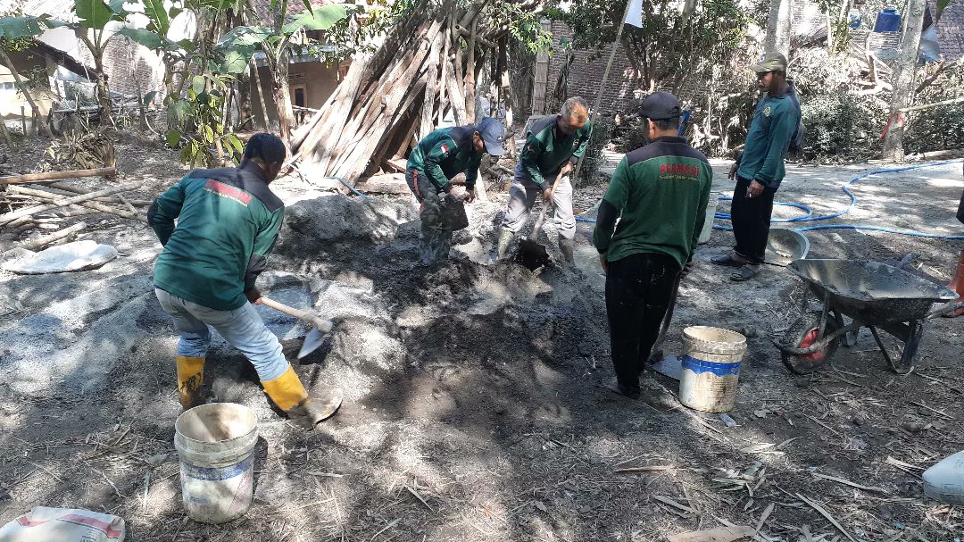PERMABI_'s tweet photo. #Update_Khidmat PERMABI
Minggu, 13 Agustus 2023

PERBAIKAN JALAN DESA

PERMABI bersama warga melakukan kegiatan pengecoran jalan yang menghubungkan Kp. Cisunia dan Kp. Sukaresmi Desa Cibunar Kec. Malangbong-Garut. 
#khidmatkepadamasyarakat
#gotongroyong
https://t.co/pogV5J2KnC https://t.co/Asez4ENYIX