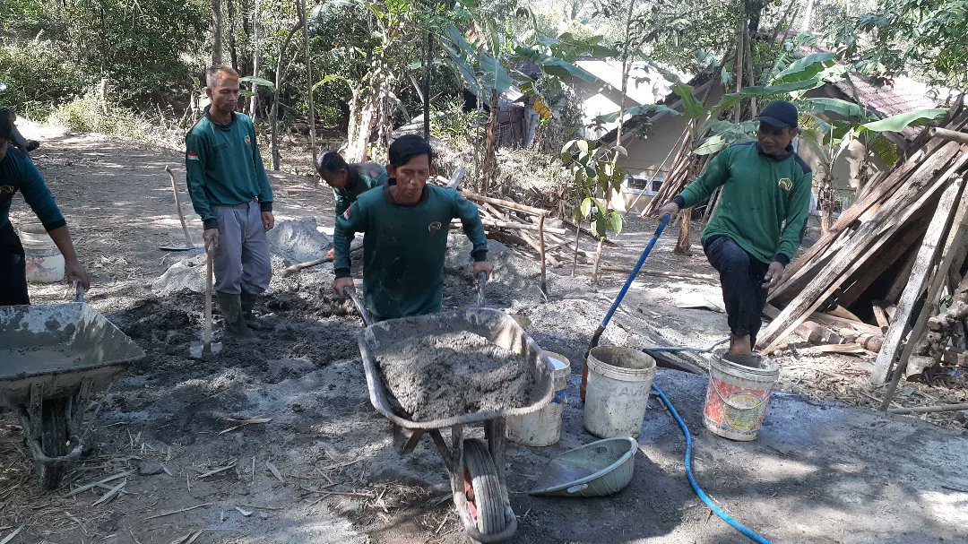 PERMABI_'s tweet photo. #Update_Khidmat PERMABI
Minggu, 13 Agustus 2023

PERBAIKAN JALAN DESA

PERMABI bersama warga melakukan kegiatan pengecoran jalan yang menghubungkan Kp. Cisunia dan Kp. Sukaresmi Desa Cibunar Kec. Malangbong-Garut. 
#khidmatkepadamasyarakat
#gotongroyong
https://t.co/pogV5J2KnC https://t.co/Asez4ENYIX