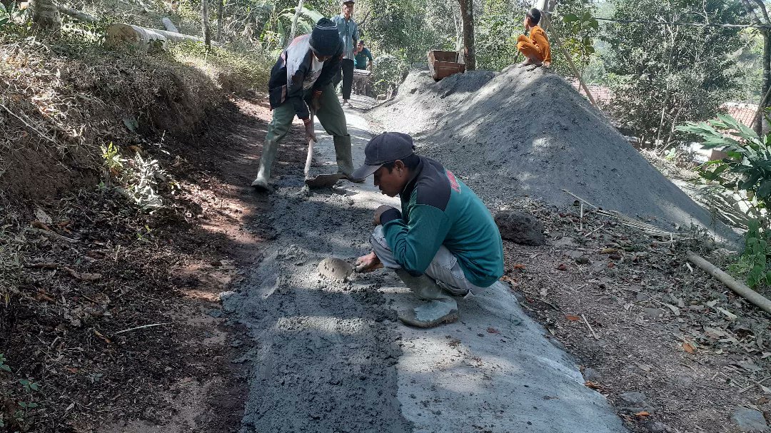 PERMABI_'s tweet photo. #Update_Khidmat PERMABI
Minggu, 13 Agustus 2023

PERBAIKAN JALAN DESA

PERMABI bersama warga melakukan kegiatan pengecoran jalan yang menghubungkan Kp. Cisunia dan Kp. Sukaresmi Desa Cibunar Kec. Malangbong-Garut. 
#khidmatkepadamasyarakat
#gotongroyong
https://t.co/pogV5J2KnC https://t.co/Asez4ENYIX