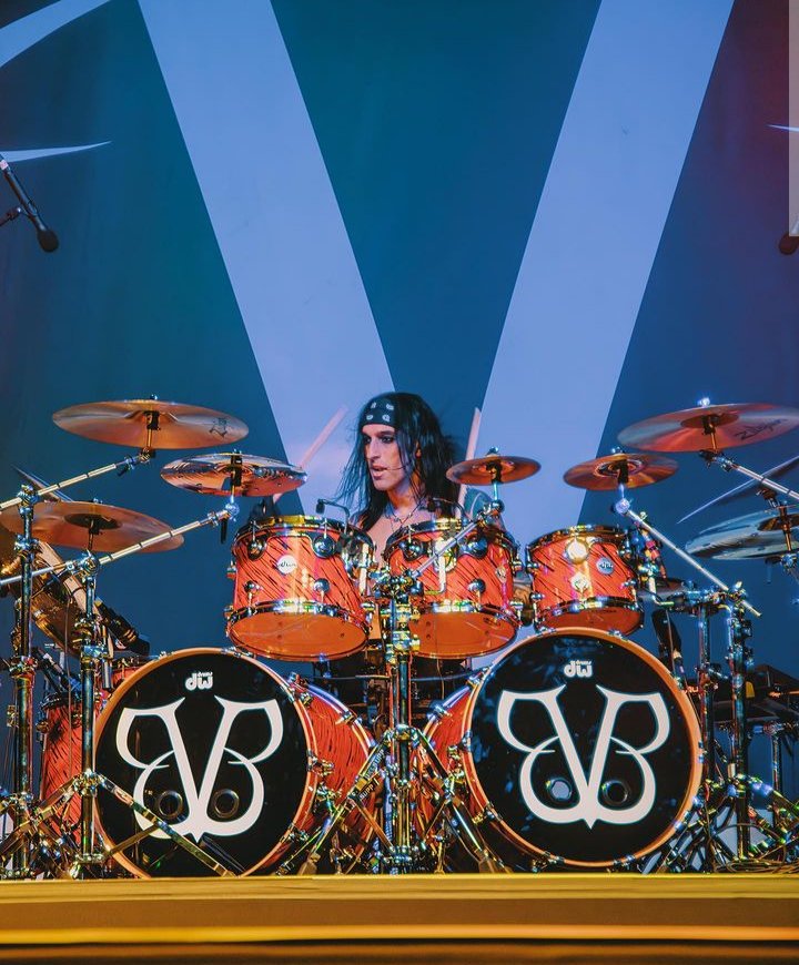 Sweeney_Bleeder's tweet photo. BLACK VEIL BRIDES
     Mexico City

@pepsicenterwtc 

Credits : @qiqeavila 

#BVBMexicoCity2023 https://t.co/e965u3PW44