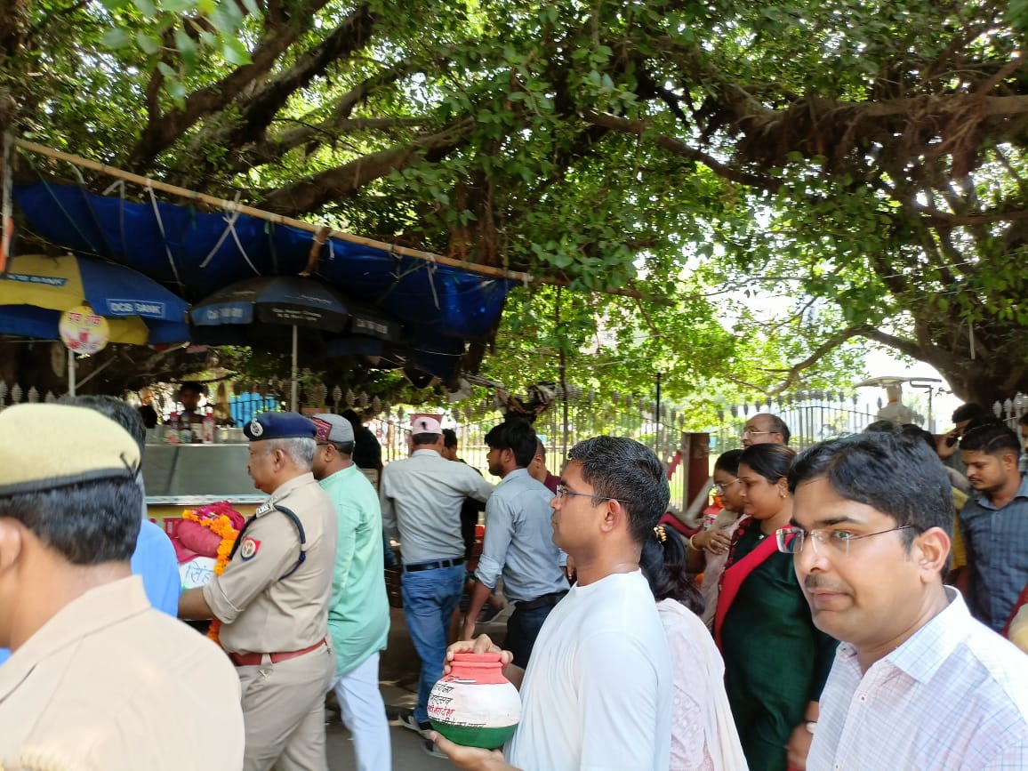 मुख्य विकास अधिकारी #Agra, <a href="/Manik_ias/">Manikandan IAS</a> जी द्वारा "मेरी माटी मेरा देश" कार्यक्रम की श्रृंखला में, "एक यात्रा बलिदानियों के नाम" में सहभागिता की व शहीदों के गांव की पवित्र मिट्टी कलश पर पुष्प अर्पित कर किया शहीदों को नमन, दिया राष्ट्र प्रेम का संदेश।