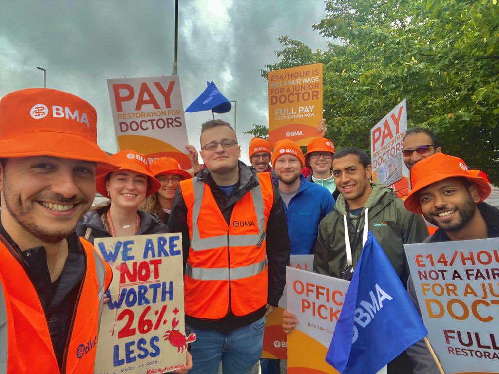 With our fantastic @BMA_JuniorDocs members at <a href="/DudleyGroupNHS/">The Dudley Group</a> this morning

Determined &amp; united in the fight for full #PayRestoration ✊🏻

Members want to safeguard the profession &amp; NHS for the future 

Thank you to the public for such overwhelming support today

#DoctorsStrike