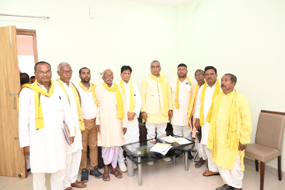SBSP4INDIA's tweet photo. माननीय राष्ट्रीय अध्यक्ष श्री .@oprajbhar जी  जनपद संतकबीरनगर में आयोजित समीक्षा बैठक में सम्मिलित होकर समीक्षा करते हुए उपस्थित जनमानस को सम्बोधित किया।। https://t.co/Pm2BJ9weB1