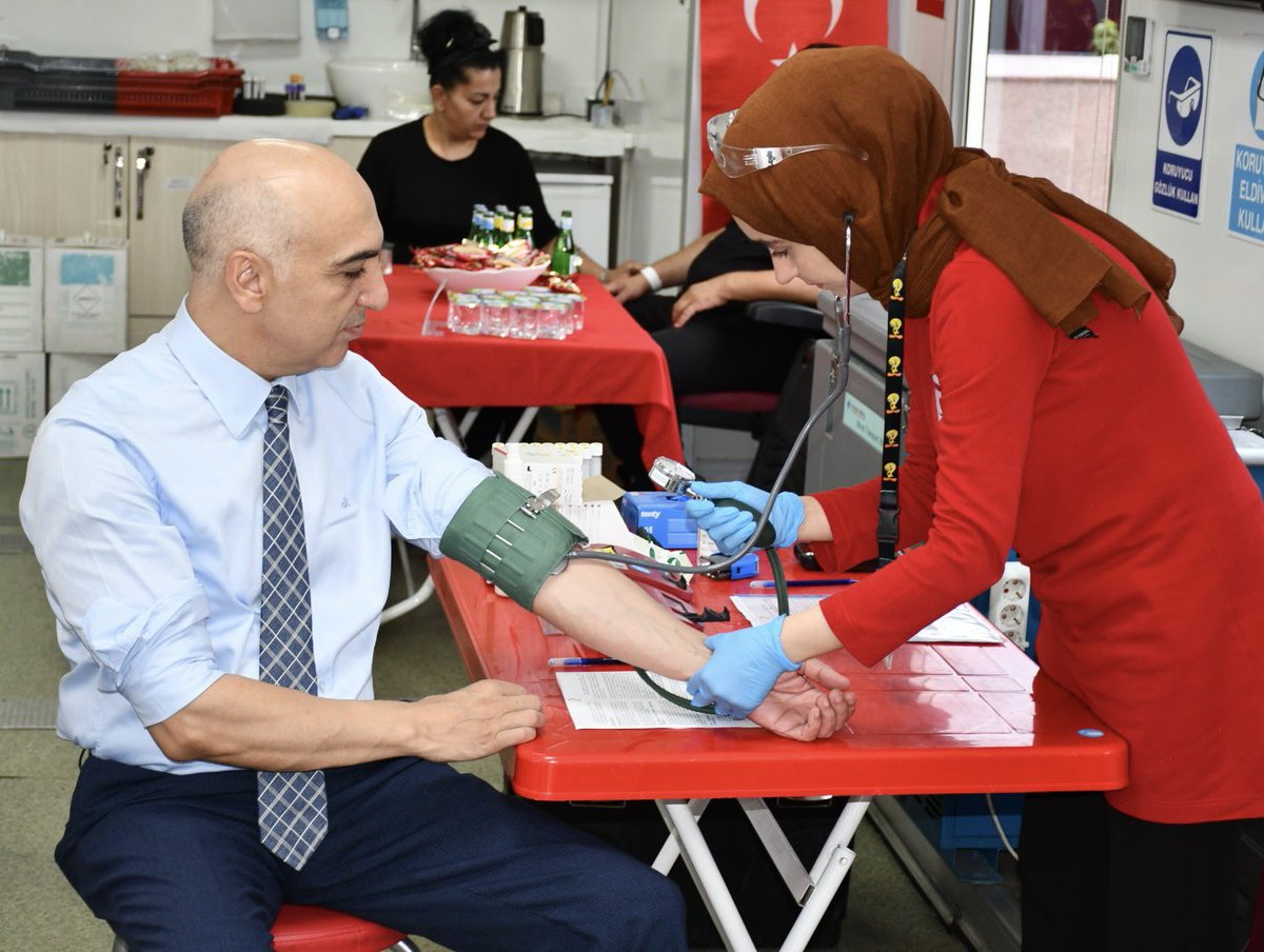 DrKerimoglu's tweet photo. "Kan ver Türkiyem" kampanyasına Bakırköy Belediyesi çalışanları ve Bakırköylü hemşehrilerimizle birlikte destek olduk.
Kan bekleyen binlerce hastayı hayata bağlayan kampanya için @tv100’e ve kan bağışçılarına teşekkür ediyor, tüm halkımızı kan vermeye davet ediyorum. https://t.co/glhQ0HdT27