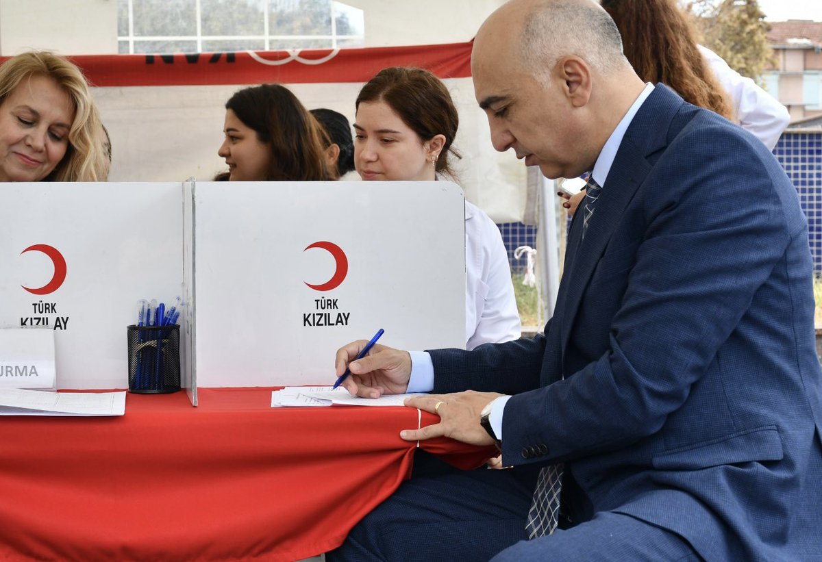 DrKerimoglu's tweet photo. "Kan ver Türkiyem" kampanyasına Bakırköy Belediyesi çalışanları ve Bakırköylü hemşehrilerimizle birlikte destek olduk.
Kan bekleyen binlerce hastayı hayata bağlayan kampanya için @tv100’e ve kan bağışçılarına teşekkür ediyor, tüm halkımızı kan vermeye davet ediyorum. https://t.co/glhQ0HdT27