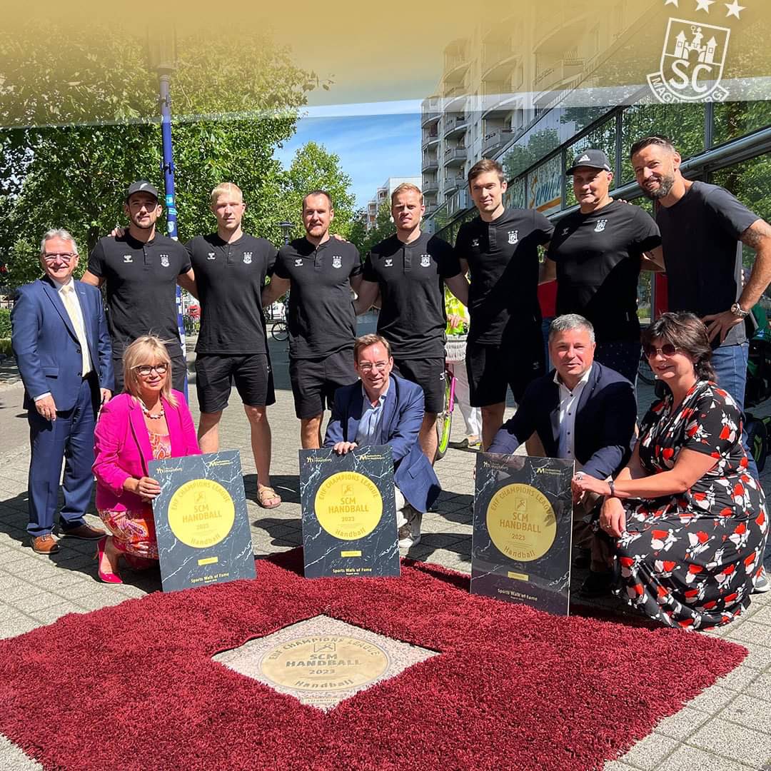 🙌🏻 Die Ottostadt Magdeburg und der <a href="/StadtmarketingM/">Stadtmarketing Magdeburg</a> haben den "Sports Walk of Fame" um eine neue Bodenplatte erweitert. Auf dem Breiten Weg wurde eine Granit-Bronze-Platte für das Handball-Team des SCM eingeweiht, das im Sommer den Champions-League-Titel geholt hat. 💚❤️