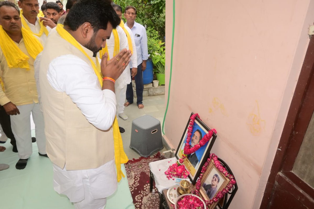 SBSP4INDIA's tweet photo. सुहेलदेव भारतीय समाज पार्टी के राष्ट्रीय प्रमुख महासचिव डॉ.@arvindrajbhar07 जी ने आज श्री सुभाष चंद्रा जी के निधन के उपरांत उनके निज-निवास अर्जुन नगर शाहगंज जनपद आगरा पहुँचकर  शोकसंवेदना प्रकट करते हुए पुण्यात्मा के छायाचित्र पर भावभीनी श्रद्धांजलि अर्पित की। https://t.co/5b69HGtKzN