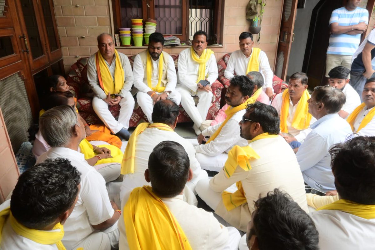 SBSP4INDIA's tweet photo. सुहेलदेव भारतीय समाज पार्टी के राष्ट्रीय प्रमुख महासचिव डॉ.@arvindrajbhar07 जी ने आज श्री सुभाष चंद्रा जी के निधन के उपरांत उनके निज-निवास अर्जुन नगर शाहगंज जनपद आगरा पहुँचकर  शोकसंवेदना प्रकट करते हुए पुण्यात्मा के छायाचित्र पर भावभीनी श्रद्धांजलि अर्पित की। https://t.co/5b69HGtKzN