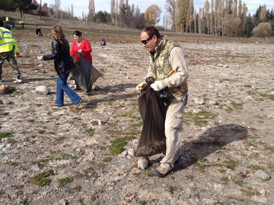 Sn Başkan bizlere cevap vermeye koşmak yerine, boğulma ve çöp vakalarını bahane ederek bizleri hedef göstermek yerine, keşke işbirliği isteseydiniz daha şık olmazmıydı? Mesala birkaç görevli tayini ve  çöp konteynerı bırakmayı düşündünüz mü? #asof
#oltamadokunma