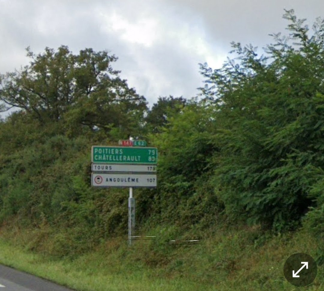 raymoaisla_map's tweet photo. @LucasDestrem Je suis tombé sur celui là aujourd'hui à Bellac, c'est le seul panneau blanc pour Tours sur le parcours cependant https://t.co/ZUho07jWaq