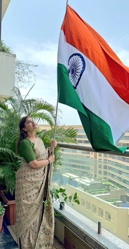 poonam_mahajan's tweet photo. Embracing the spirit of unity and freedom on this #IndependenceDay 🇮🇳 

Let's come together to celebrate the #HarGharTiranga campaign initiated by PM @narendramodi ji. 

I'm proud to be part of this movement, as we unfurl the tricolor flag in every home, reaffirming our love for our nation. 🙏🏻🇮🇳