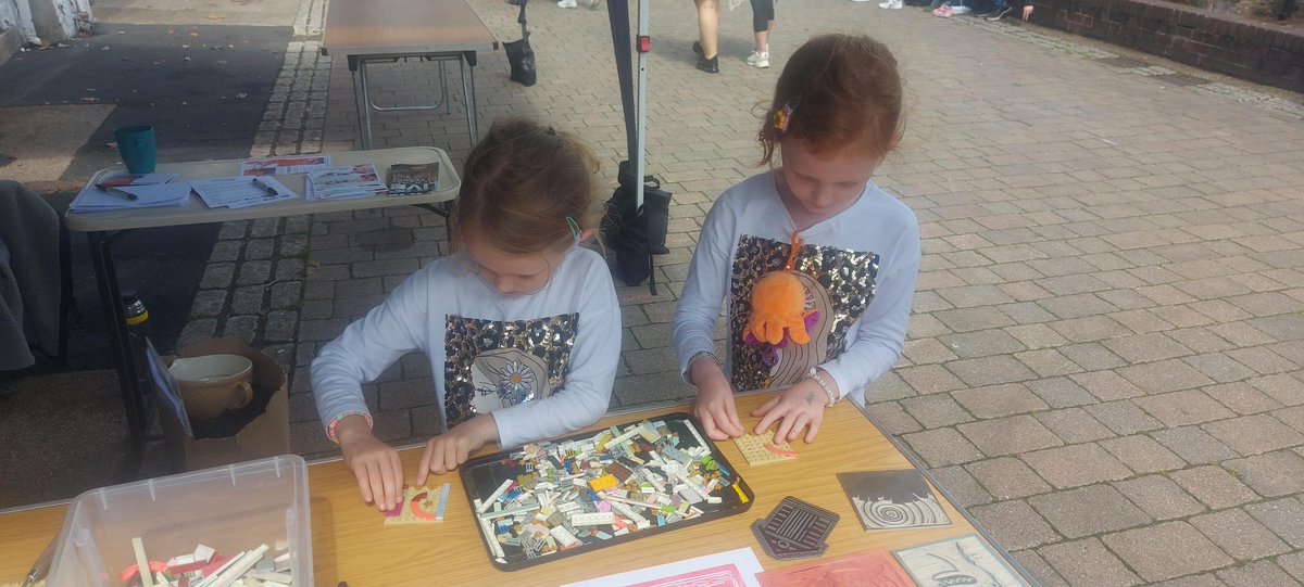 We are looking forward to seeing you at Renishaw Food and Craft Fair at Renishaw Hall and Gardens on Sun 27th August. 

Come along and make a unique print with Sombrero Printmaking or chat to Michele about what fabulous creative things we can make happen in and around Eckington.