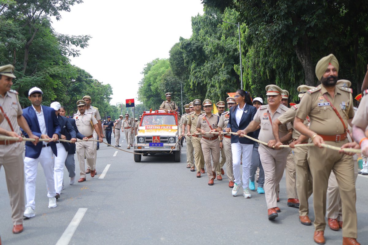 police_haryana's tweet photo. Farewell to @DGPHaryana Sh. P.K. Agrawal of Haryana Police👮‍♂️. 

He highlighted the importance of honesty and good intentions during his farewell parade at Madhuban. 

A salute to his 35 years of dedicated service!  #DGPPKAgrawal #FarewellParade
...
@cmohry https://t.co/xaRB3CS1Sr