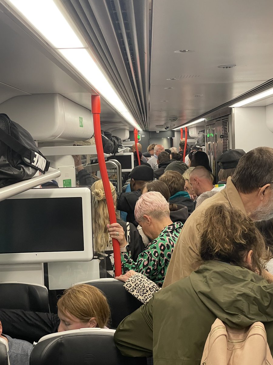 dafyddpritch's tweet photo. @tfwrail Teithio ar y trên 10:53 o Gyffordd Llandudno i Faes Awyr Manceinion. https://t.co/AqXAhULXGw