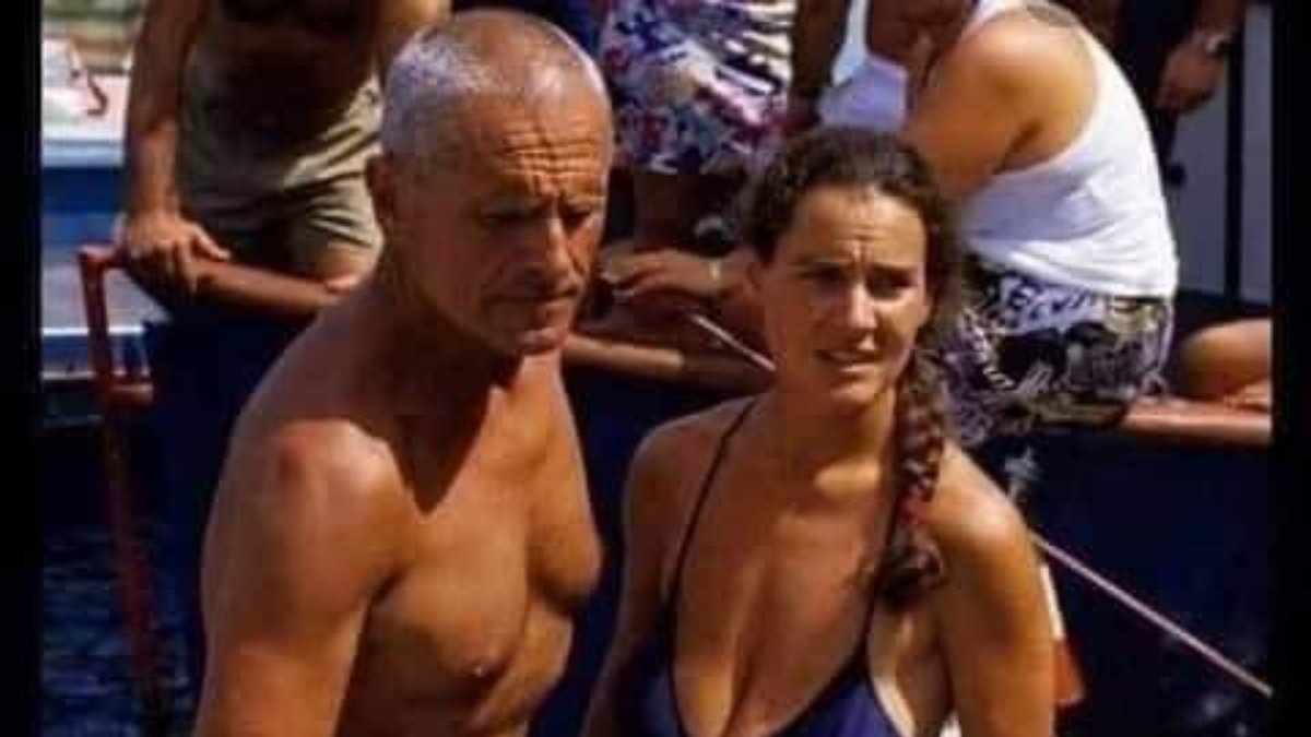 Ο Ιταλός δύτης Enzo Mallorca έκανε βουτιά στην θάλασσα των Συρακουσών και μιλούσε με την κόρη του Rossana που επέβαινε στο σκάφος.
Έτοιμος να βυθιστεί, ένιωσε κάτι ελαφρύ να τον χτυπάει στην πλάτη. Γύρισε και είδε ένα δελφίνι. (συνέχεια) ➡️