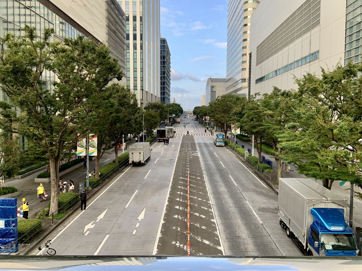 kyop22's tweet photo. #みなとみらい 今日のパレードは通りを通行止めにして行なわれたのですね…遠くでわちゃわちゃ🌟しているのが見えました🎶#pokemonparade
自分はと言えば取引先の方のお怒りを一身に受止めて少々ぐったり気味だった訳ですがパレード後の小さなボランティアさんの姿と🍜#ピカチュウ🏳に癒されました😌 https://t.co/4MNTNa0wVy