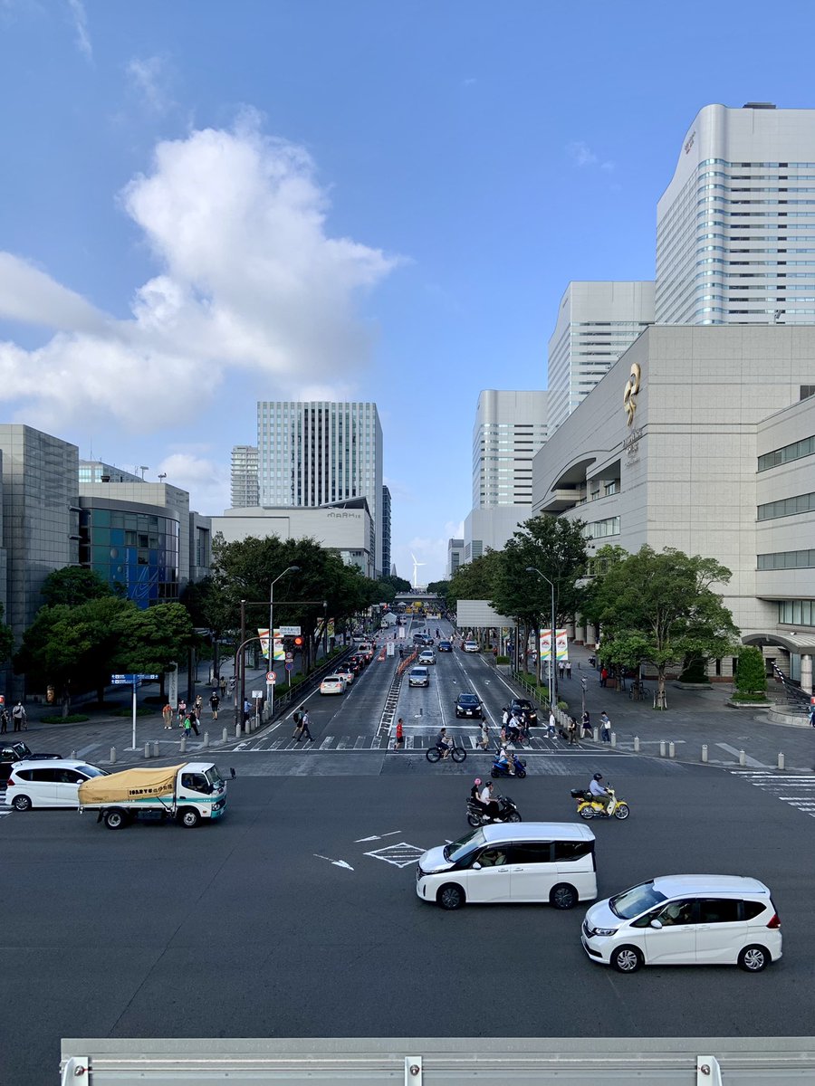 kyop22's tweet photo. #みなとみらい 今日のパレードは通りを通行止めにして行なわれたのですね…遠くでわちゃわちゃ🌟しているのが見えました🎶#pokemonparade
自分はと言えば取引先の方のお怒りを一身に受止めて少々ぐったり気味だった訳ですがパレード後の小さなボランティアさんの姿と🍜#ピカチュウ🏳に癒されました😌 https://t.co/4MNTNa0wVy