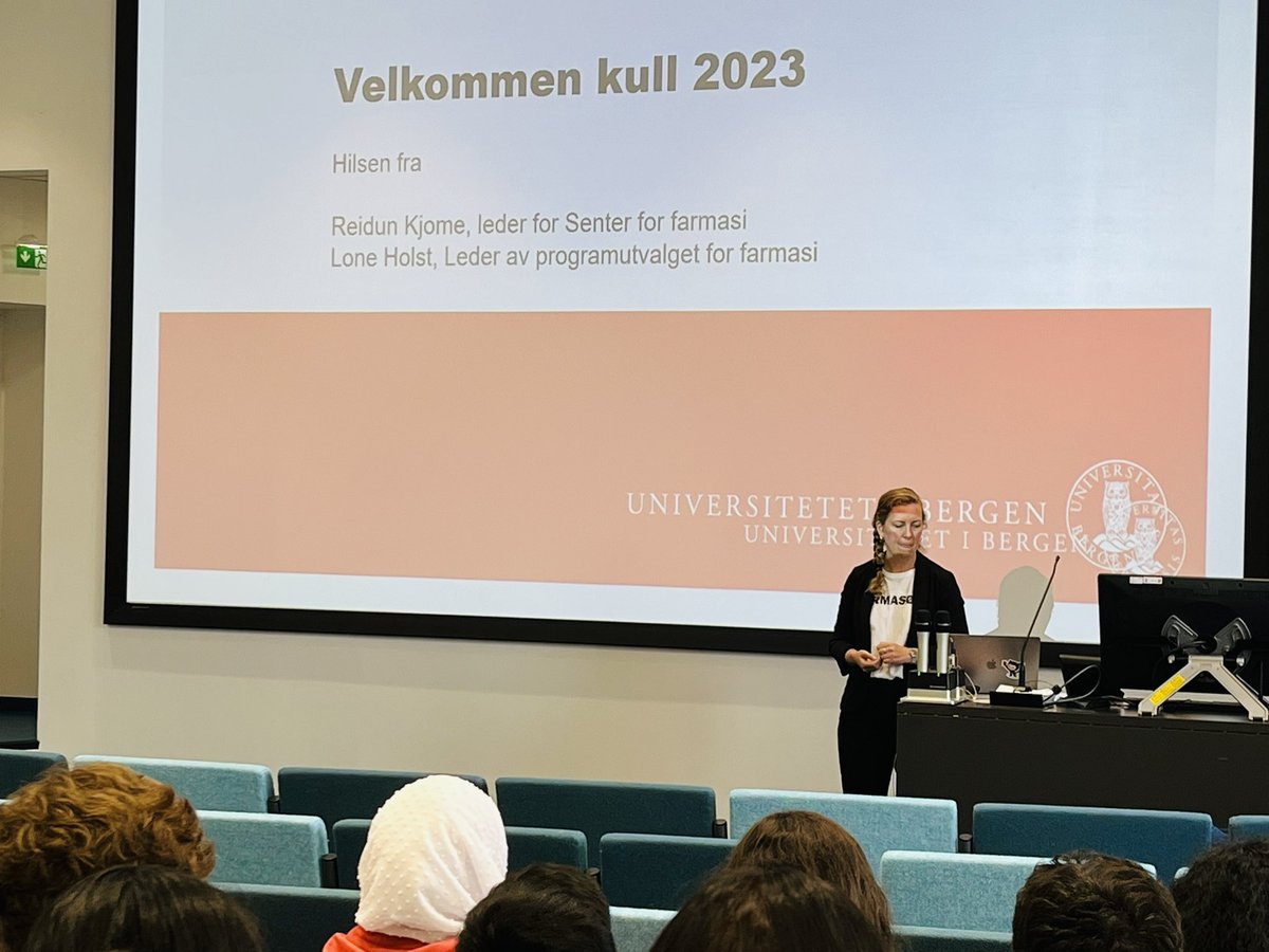 Exciting moments 🤗 @RLSKjome & @LoneHolst1 welcoming the new pharmacy students 2023-2024 at the @medofak_uib @UiB @IGS_UiB #pharmacyeducation