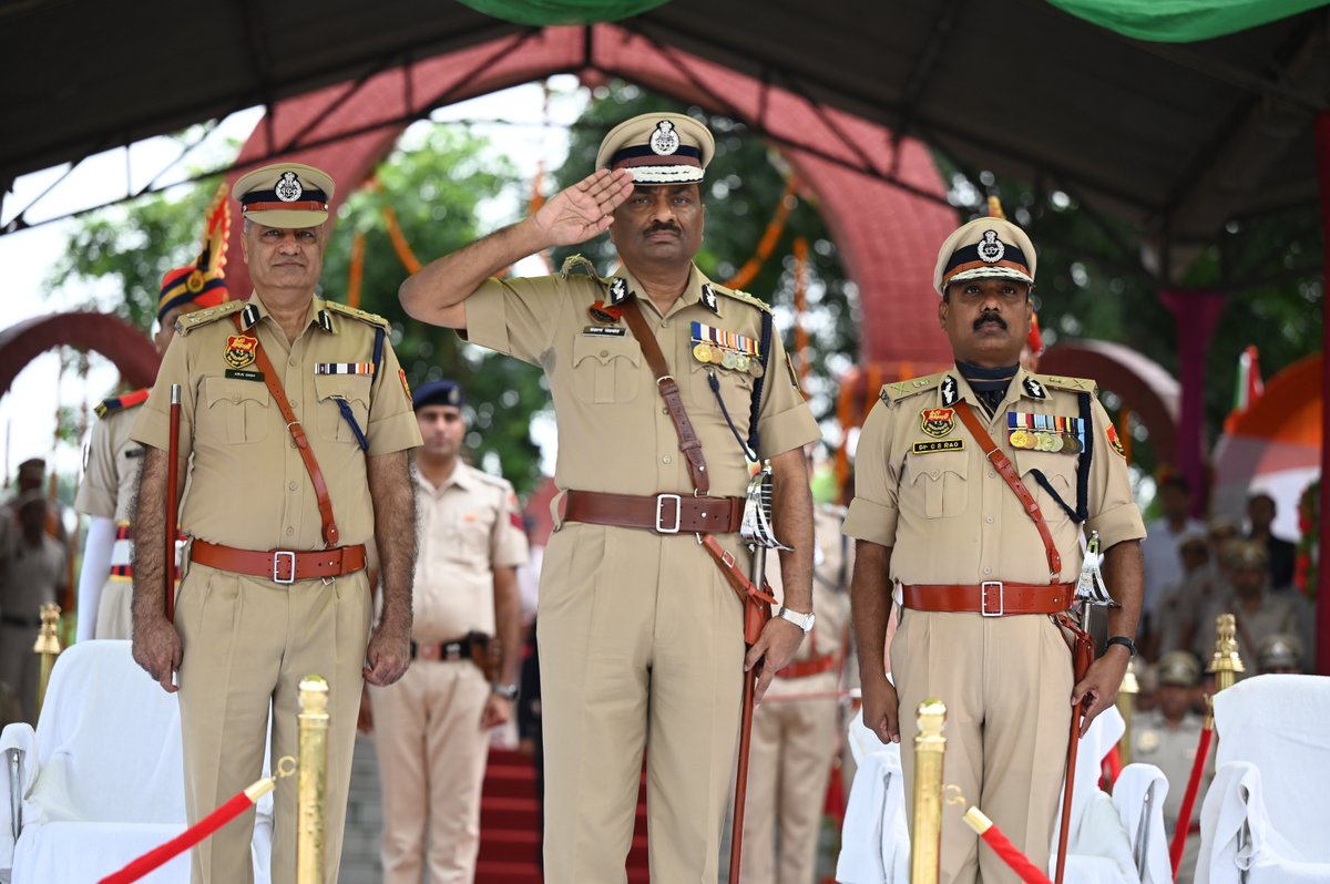 police_haryana's tweet photo. Farewell to @DGPHaryana Sh. P.K. Agrawal of Haryana Police👮‍♂️. 

He highlighted the importance of honesty and good intentions during his farewell parade at Madhuban. 

A salute to his 35 years of dedicated service!  #DGPPKAgrawal #FarewellParade
...
@cmohry https://t.co/xaRB3CS1Sr