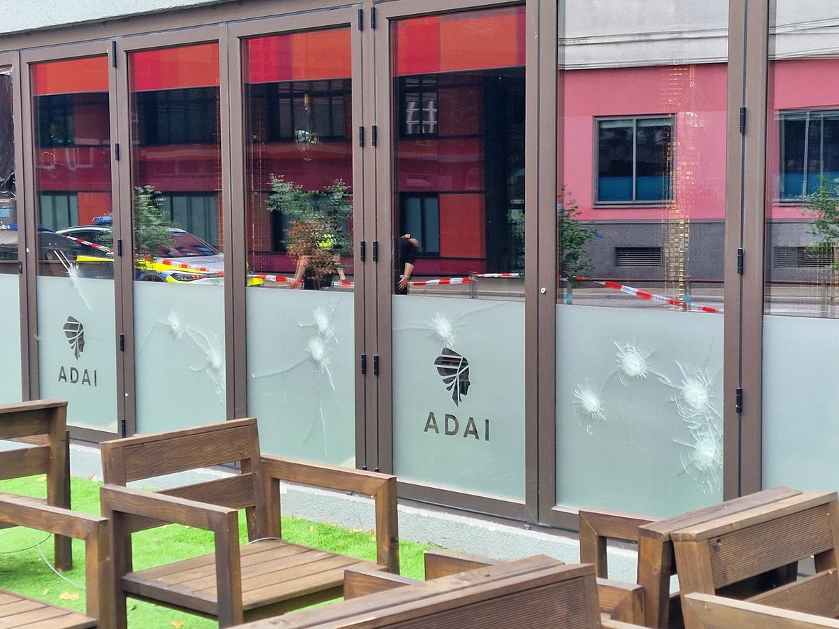 CrimeNewsHH's tweet photo. #Drogenkrieg in #Hamburg neu entbrannt Scheibe von . #Shishbar in der #Holstenstraße von Projektilen durchlöchert. #polzei ermittelt 

Fotos: HamburgNews 

https://t.co/OwtS4LiPrc https://t.co/sIBzIHSvMB