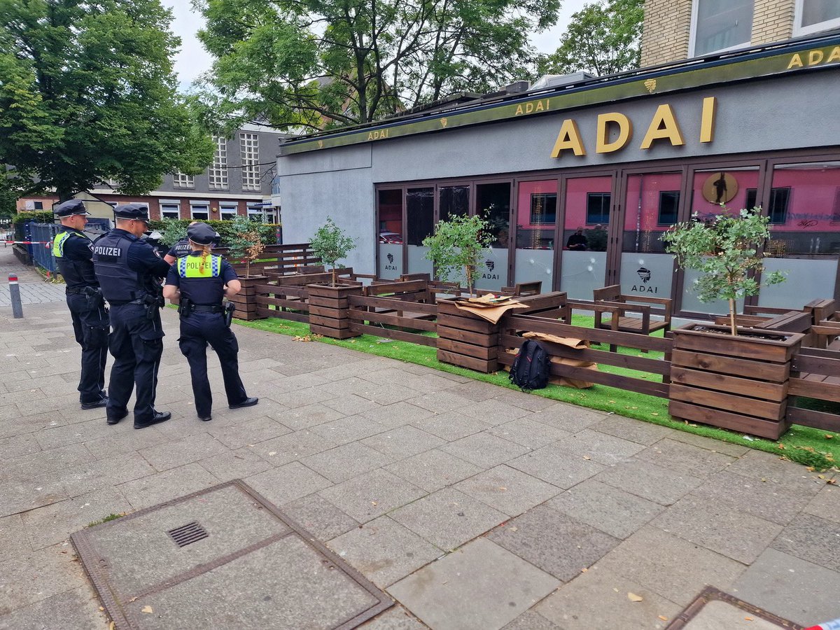 CrimeNewsHH's tweet photo. #Drogenkrieg in #Hamburg neu entbrannt Scheibe von . #Shishbar in der #Holstenstraße von Projektilen durchlöchert. #polzei ermittelt 

Fotos: HamburgNews 

https://t.co/OwtS4LiPrc https://t.co/sIBzIHSvMB
