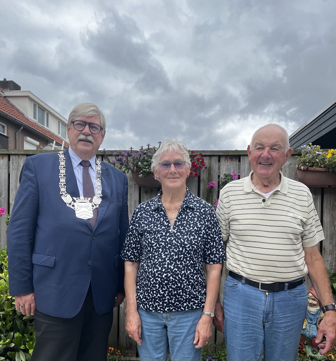 Echtpaar van Lierop-van Gerwen waren 1 augustus 60 jaar getrouwd. Burgemeester Van Beek bezocht het diamanten paar. Van Harte met deze mijlpaal!