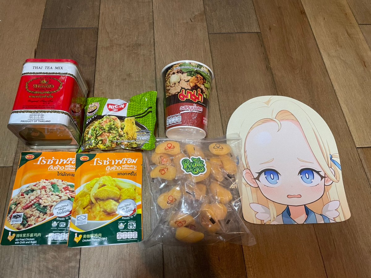 トモダチさん(@HM_Hmongt)に タイのお土産と ソラちゃんでこマウスパッドをいただいた タイティーの飲み方ガイドがすごく可愛かったので共有 タイヌードルは結構辛いらしいので食べるの楽しみ😋