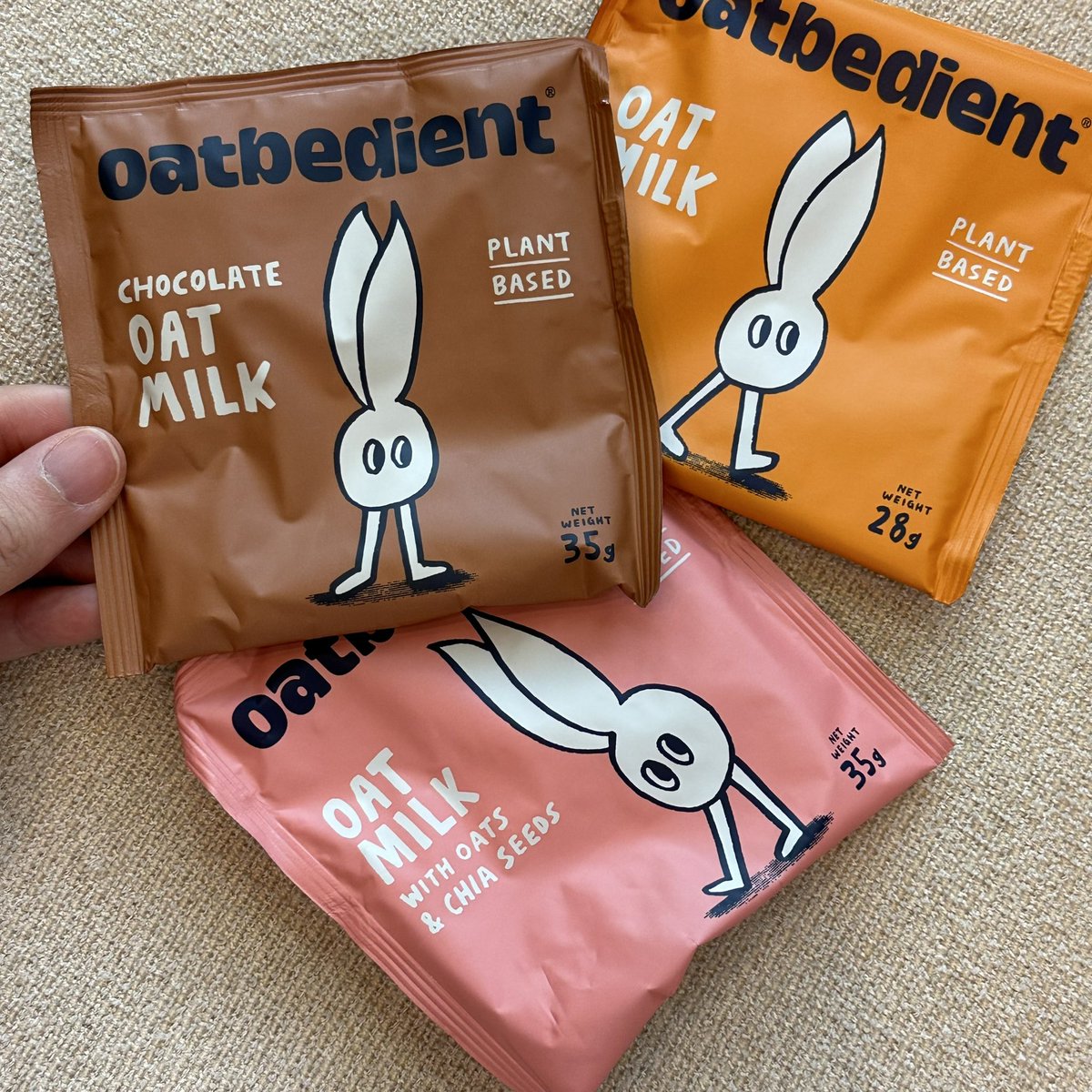 สิ่งนี้ตอบโจทย์คนชอบ โกโก้ แต่แพ้น้ำวัวเป็นที่สุด เพราะชงเองไม่เคยจะอร่อย มันคือ นม oat แบบผง แค่ผสมน้ำคนๆ ก็ดื่มได้เลย ตัวที่ผสม chocolate คืออร่อยมาก i love สุดๆ พกพาสะดวก packaging ก็โคตรน่ารัก ><