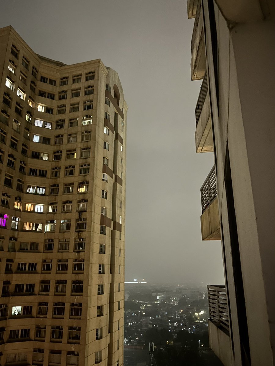 maxadamos's tweet photo. I feel it, it's coming. #rain https://t.co/FNfXXe2P63