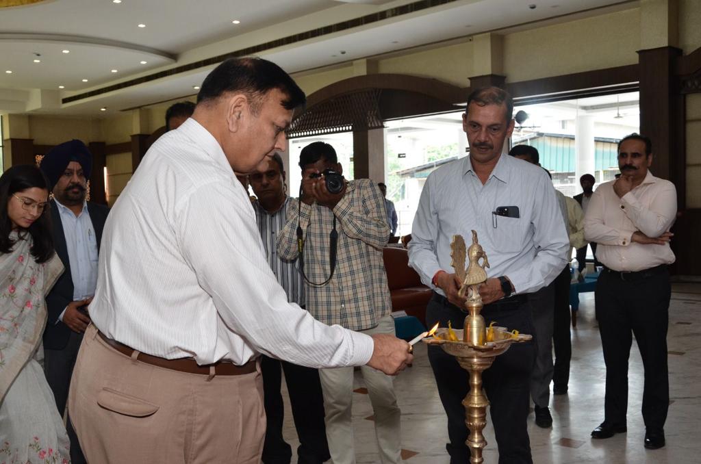 ASSOCHAM4India's tweet photo. Here’s a glimpse of the Division Level workshop on ‘Energy Conservation’ for Energy Professionals recently organized by #ASSOCHAM. The workshop commenced with a traditional lamp-lighting ceremony and emphasized Energy Efficiency’s role in MSMEs and Industries, unveiling strategies to reduce #electricity bill costs through energy conservation measures. 

@Hareda_Haryana,@beeindiadigital,@mygovharyana,@CobiJhajjar,@mcbahadurgarh,@JhajjarDc.@salonii09,@dipro_jhajjar

#EnergyConservation #MSMEs #RenewableEnergy #Workshop