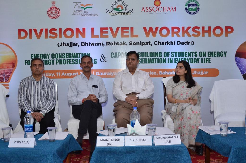 ASSOCHAM4India's tweet photo. Here’s a glimpse of the Division Level workshop on ‘Energy Conservation’ for Energy Professionals recently organized by #ASSOCHAM. The workshop commenced with a traditional lamp-lighting ceremony and emphasized Energy Efficiency’s role in MSMEs and Industries, unveiling strategies to reduce #electricity bill costs through energy conservation measures. 

@Hareda_Haryana,@beeindiadigital,@mygovharyana,@CobiJhajjar,@mcbahadurgarh,@JhajjarDc.@salonii09,@dipro_jhajjar

#EnergyConservation #MSMEs #RenewableEnergy #Workshop